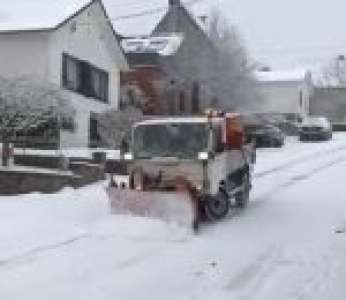 Un employé perd le contrôle de son chasse-neige à Eupen (Belgique)