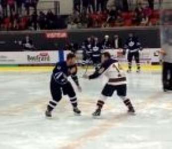 Une bagarre entre deux joueurs dégénère pendant un match de hockey sur glace (Canada)