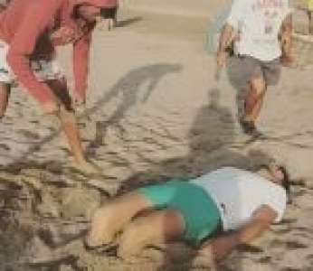 Un homme gonflable sur une plage