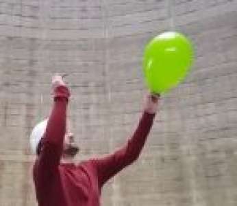 Éclater un ballon de baudruche dans la cheminée d'une centrale nucléaire