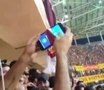 La solidarité entre les supporters de Galatasaray pour récupérer un téléphone (Turquie)