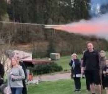 Comment allumer un feu avec une tyrolienne et une fusée de feu d'artifice