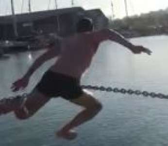 Un homme fait un faceplant en voulant sauter dans l'eau depuis un quai