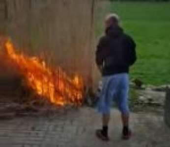 Un homme brûle tranquillement son jardin par accident