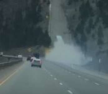 Un camion utilise un lit d'arrêt d'urgence sur une route de montagne (États-Unis)