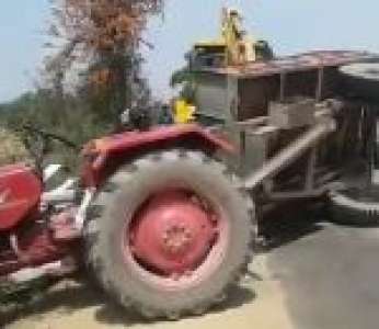 Comment ne pas dépanner un tracteur avec une pelleteuse