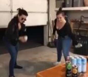 Quand deux femmes ivres essaient d'ouvrir une canette de bière avec la tête