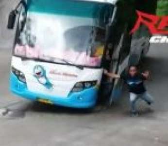 Un passager saute d'un autocar dont les freins ont laché dans une descente (Indonésie)