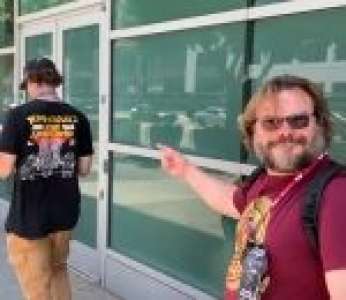 L'acteur Jack Black rencontre un fan portant le t-shirt Tenacious D