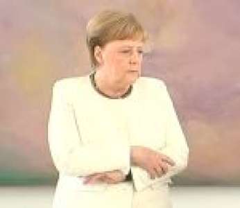 La chancelière allemande Angela Merkel de nouveau prise de tremblements
