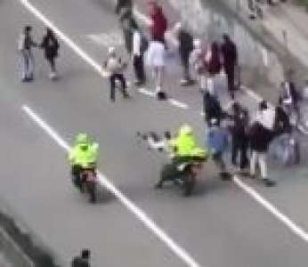 Un policier à moto renverse volontairement un skateur pendant une manifestation à Bogota