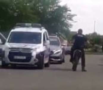 Un policier monte sur une motocross confisquée et se casse le pied