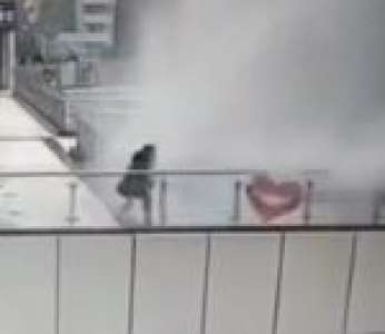 Une trombe d'eau s'abat sur une cliente dans un centre commercial (Chine)