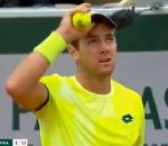 Un avion passe le mur du son pendant un match de Roland-Garros