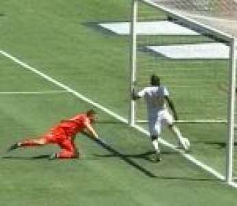 Le footballeur William Akio empêche un but de son équipe (Canada)