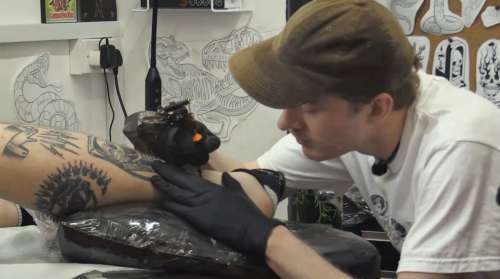 James Acaster donne un “tatouage” sur le thème d’Ed Gamble Celebrity Hunted