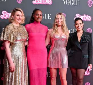 Margot Robbie a fière allure dans une autre Versace vintage à la “Celebration Party” de Barbie à Sydney