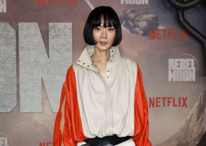 Tenue de la semaine : Doona Bae dans et hors du personnage à la première de Rebel Moon de Zack Snyder – Première partie : A Child of Fire