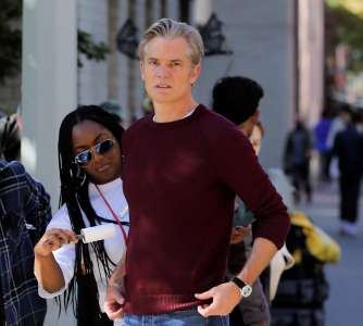 Se régaler de photos de Timothy Olyphant sur le tournage de la mini-série Full Circle à New York