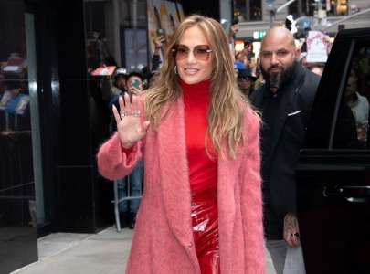 Je cosigne Jennifer Lopez portant des vêtements d’hiver au printemps et What Else du 8 mai 2024