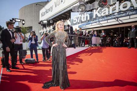 Patricia Clarkson est magnifique dans cette robe qui ressemble à des rayons de soleil en cascade sur son corps et What Else pour le 13 juillet 2023