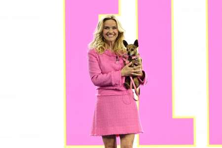 Reese Witherspoon fait une apparition surprise dans le rôle d’Elle Woods lors de l’émission initiale d’Amazon Prime et What Else du 14 mai 2024.