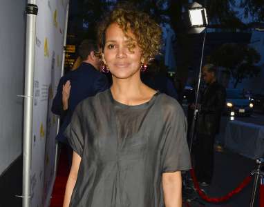 Halle Berry porte mon genre de robe préféré, une robe sac et What Else pour le 23 mars 2023