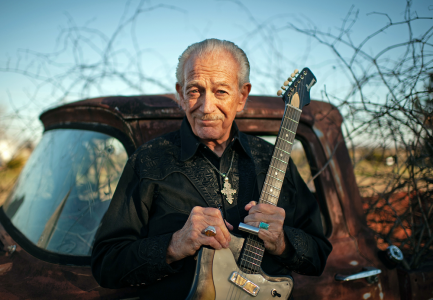 Charlie Musselwhite échange l’harmonica contre une guitare sur le nouvel album « Mississippi Son »