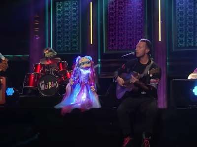 Regardez Chris Martin interpréter « Biutyful » de Coldplay avec le groupe de marionnettes The Weirdos sur « Fallon »