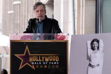 Mark Hamill et Billie Lourd se souviennent de Carrie Fisher alors qu’elle est honorée avec l’étoile du Walk of Fame