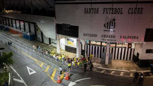 Les supporters pleurent Pelé lors d’une projection publique au stade du Brésil