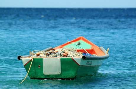 Son bateau chavire, il passe 14 heures nu et en détresse en plein océan