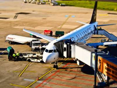 Il utilise le surnom de sa femme pour acheter des billets d’avion, ils s’en mordent tous les deux les doigts