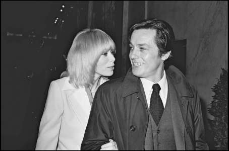 Obsèques d’Alain Delon : ce choix fort et symbolique qui va l’unir à Mireille Darc