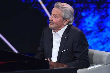 Mort d’Alain Delon : ses enfants pas seuls à son chevet, deux membres importants de sa famille ont eu un rôle de taille