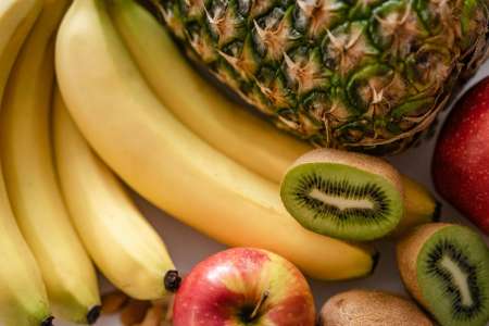 Ce fruit survitaminé et peu calorique dont on ne consomme pas la peau alors qu’il le faudrait
