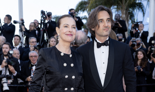 Cannes 2024 : chignon serré et robe sombre, Carole Bouquet opte pour la sobriété sur le tapis rouge