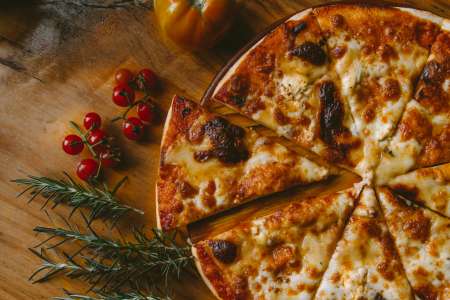 Il commande deux pizzas lors de ses vacances dans une station de ski chic, l'addition le fait tomber de sa chaise