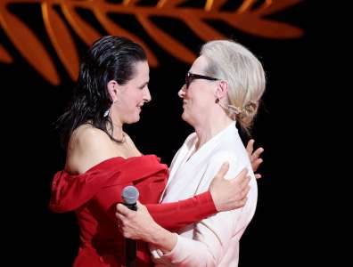Cannes 2024 : Juliette Binoche accusée d’en faire trop, l’actrice consolée par Meryl Streep devient la risée des journalistes