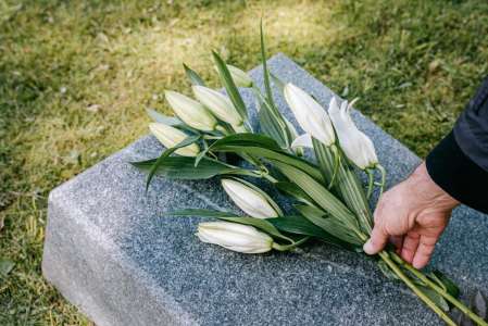 Gard : une femme de 93 ans fleurit une tombe au cimetière, elle y meurt d’une manière à peine croyable