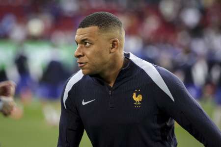 Kylian Mbappé : sans masque et les yeux noircis à l'entraînement, son nez cassé à peine dissimulé surprend