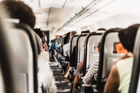 Pourquoi boire de l'alcool en avion peut être une très mauvaise idée