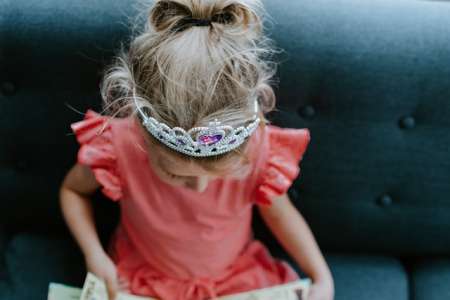 Une fillette se rend calmement à l’école en robe de princesse, ce qu’elle dit à son institutrice en arrivant est choquant