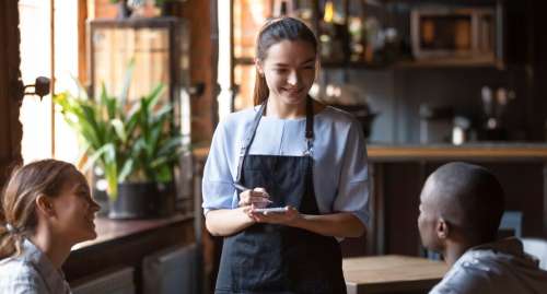 Sa petite amie s'agace de le voir fixer la serveuse, la raison est bouleversante