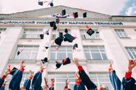 Des lycéens ont enfin droit à leur cérémonie 50 ans après avoir obtenu leur diplôme