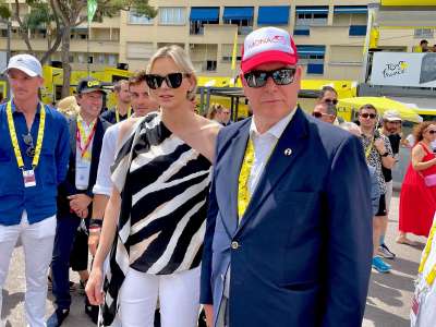 Charlene de Monaco sur le Tour de France : Albert reçoit deux cadeaux collector, le look et le geste de la princesse le sont tout autant