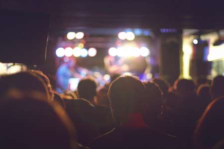 Horreur en plein concert : un célèbre chanteur de 35 ans meurt sur le coup en étreignant un fan