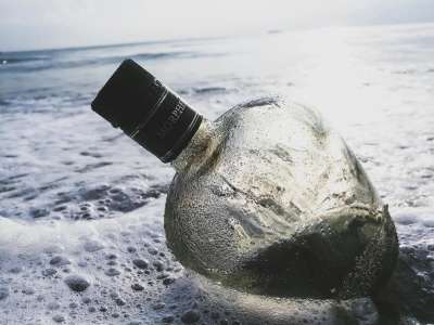 Des pêcheurs trouvent des bouteilles à la mer et boivent leur contenu, pour leur plus grand malheur