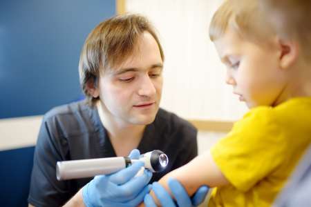 Un petit garçon a mal au cou, les médecins l’accusent de trop jouer à la console et passent à côté d’un diagnostic terrible