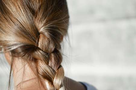 Elle se fait retirer une gigantesque touffe de cheveux de l’estomac, les images sont répugnantes